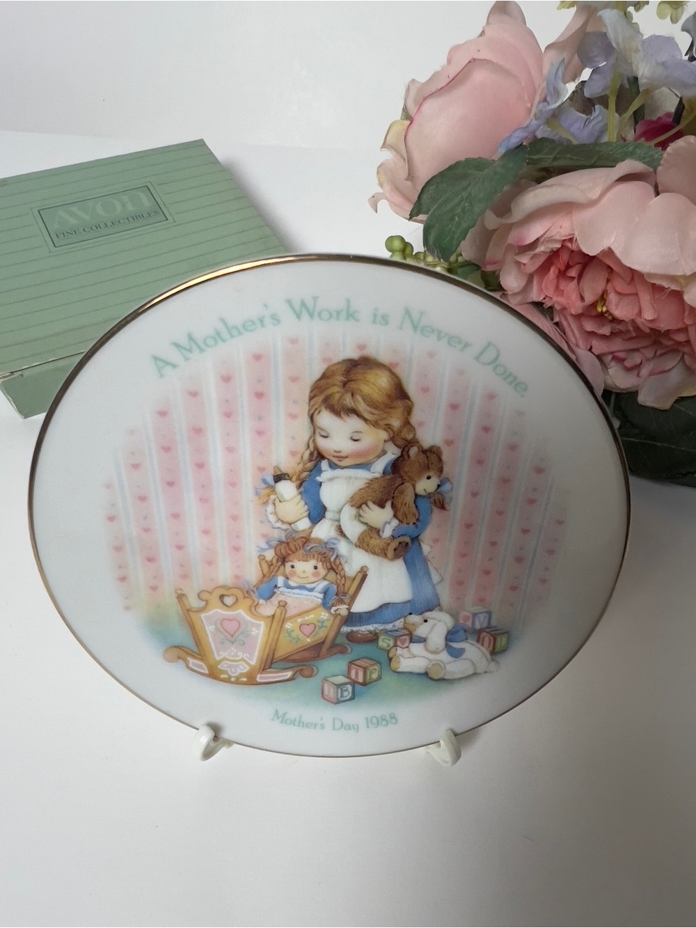 Vintage Avon 1988 MOTHERS DAY PLATE "A Mother's Work Is Never Done"
